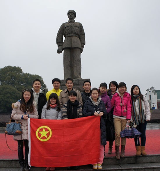 “学雷锋，献爱心”——中国共产主义青年团开云买球赛(中国)有限公司委员会开展慰问贫困学生助学活动